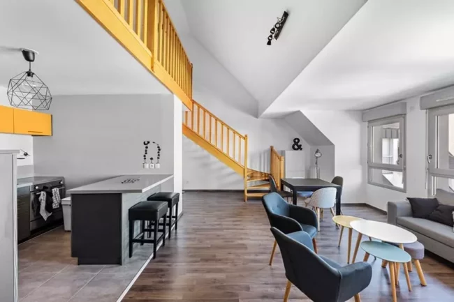 Photographe immobilier ROUEN salon cuisine escalier orange