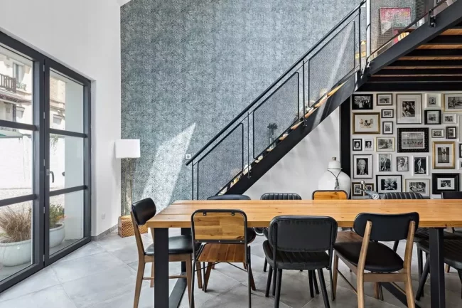 Photographe immobilier ROUEN salon table bois cadres muraux escalier