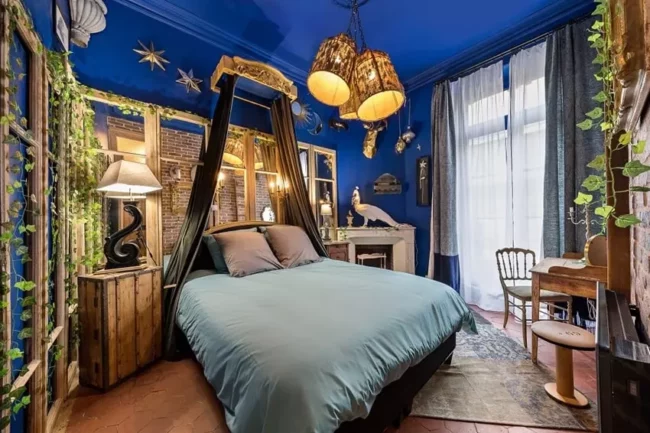Photographe immobilier ROUEN chambre tomettes bleu décoration bois